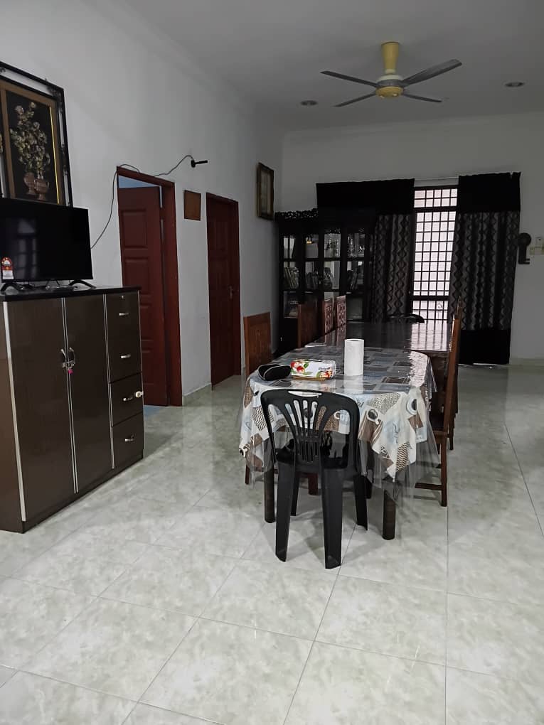 Dining Room Kepong C dengan meja makan di banglo