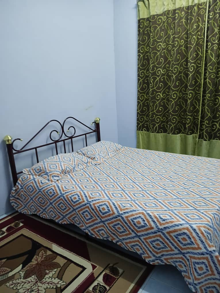 Bedroom 3 Kepong C dengan katil queen di banglo