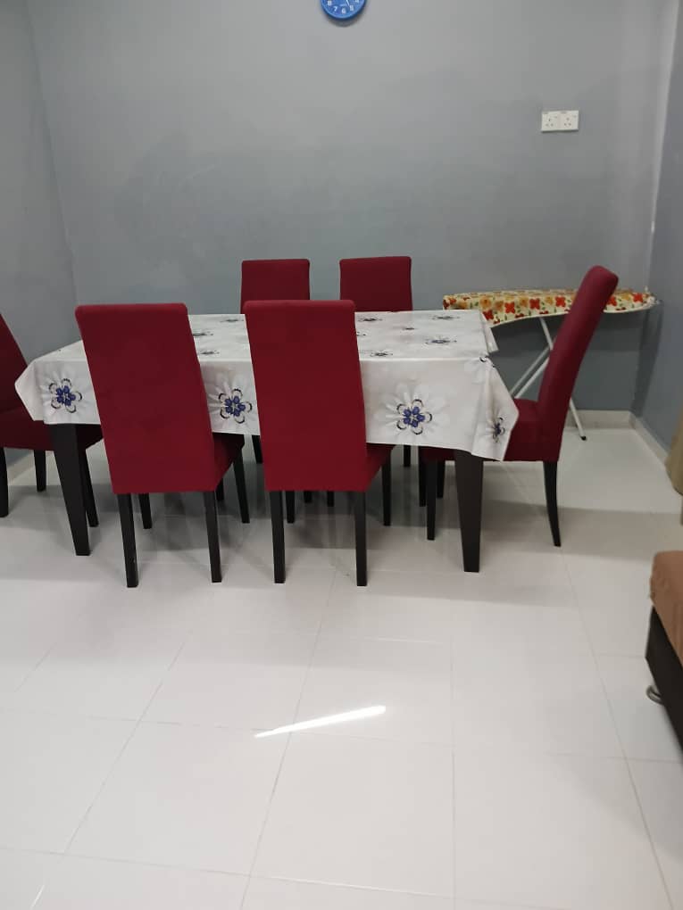 Dining Room Kepong B dengan meja makan