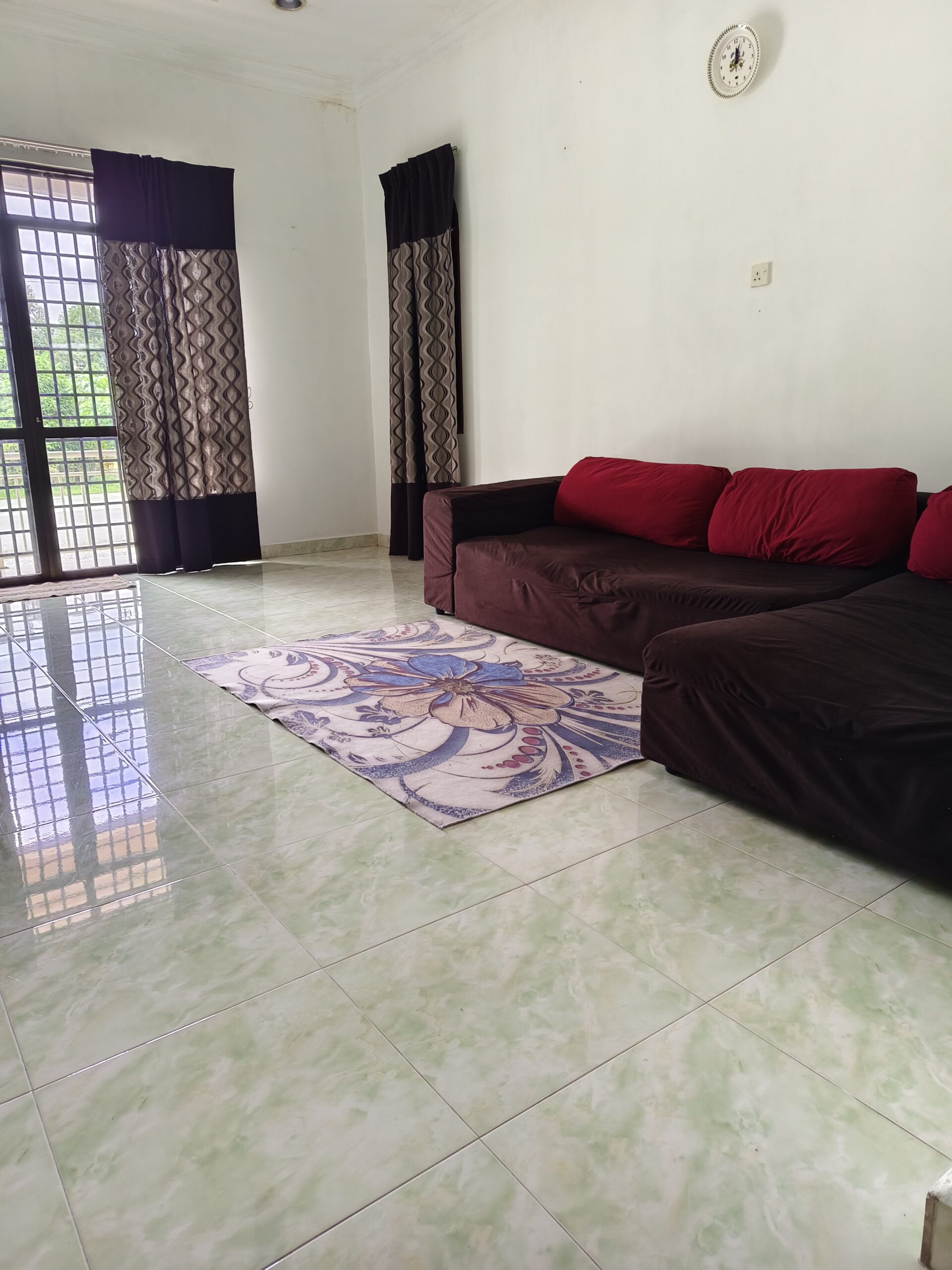Kepong C Living Room dengan sofa dan TV di banglo
