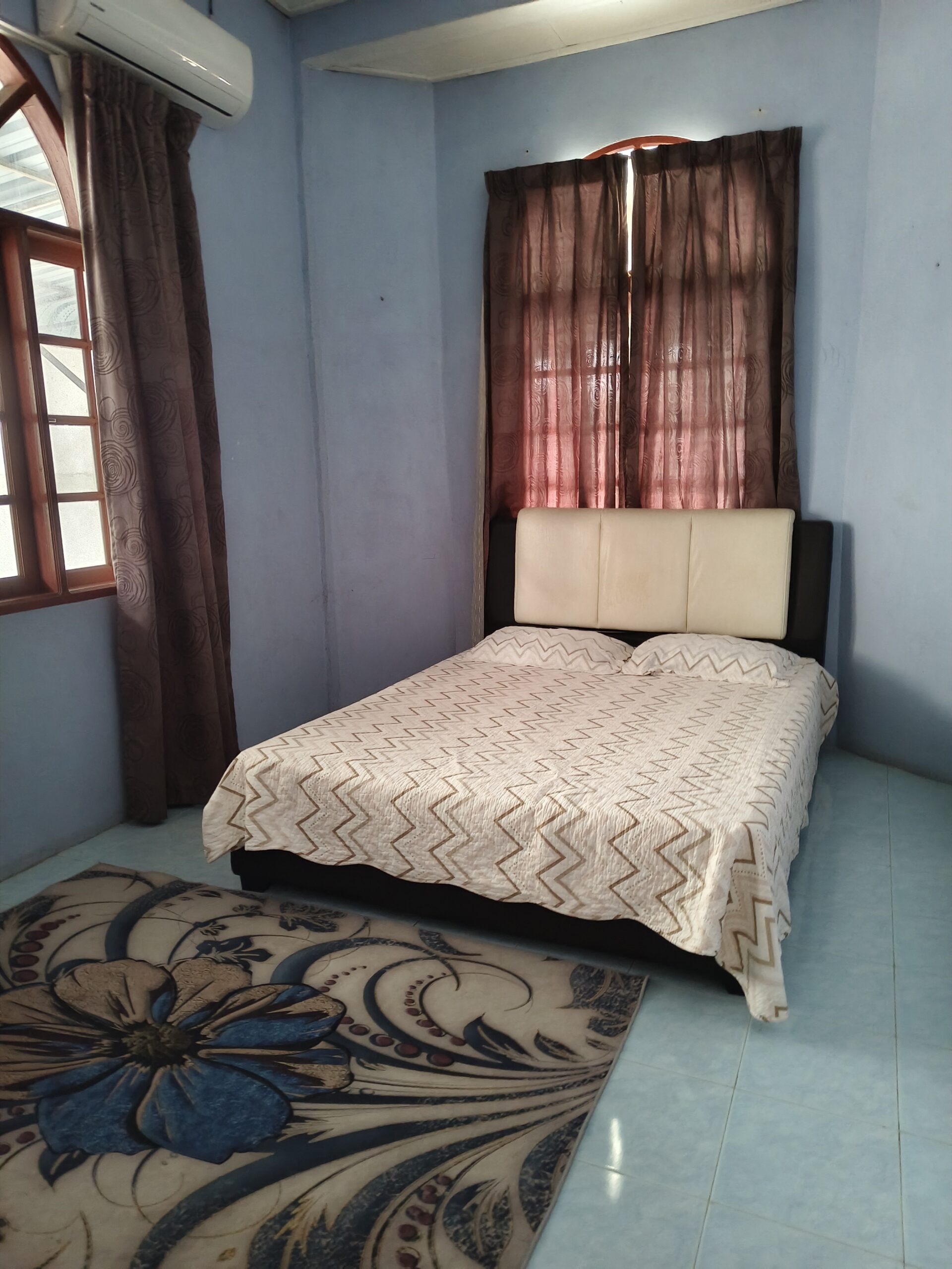 Master Room Kepong C dengan katil queen di banglo