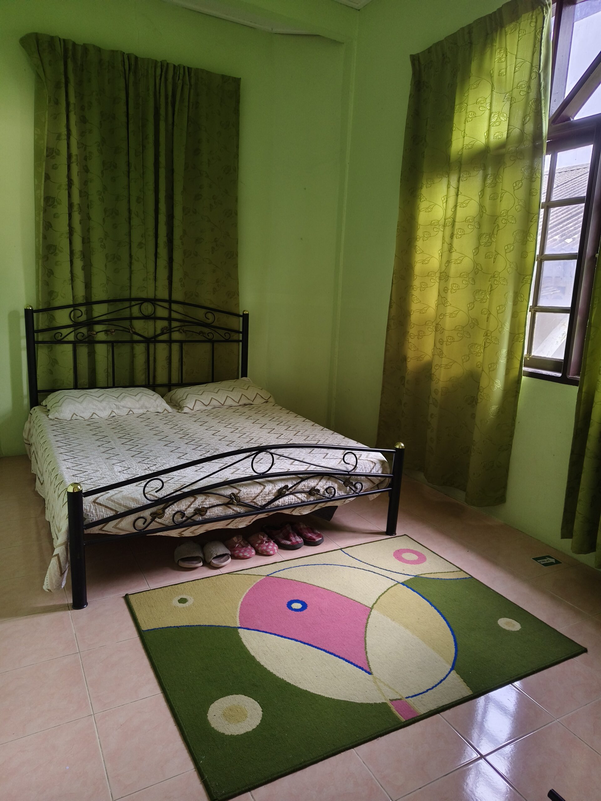 Bedroom 2 Kepong C dengan katil queen di banglo