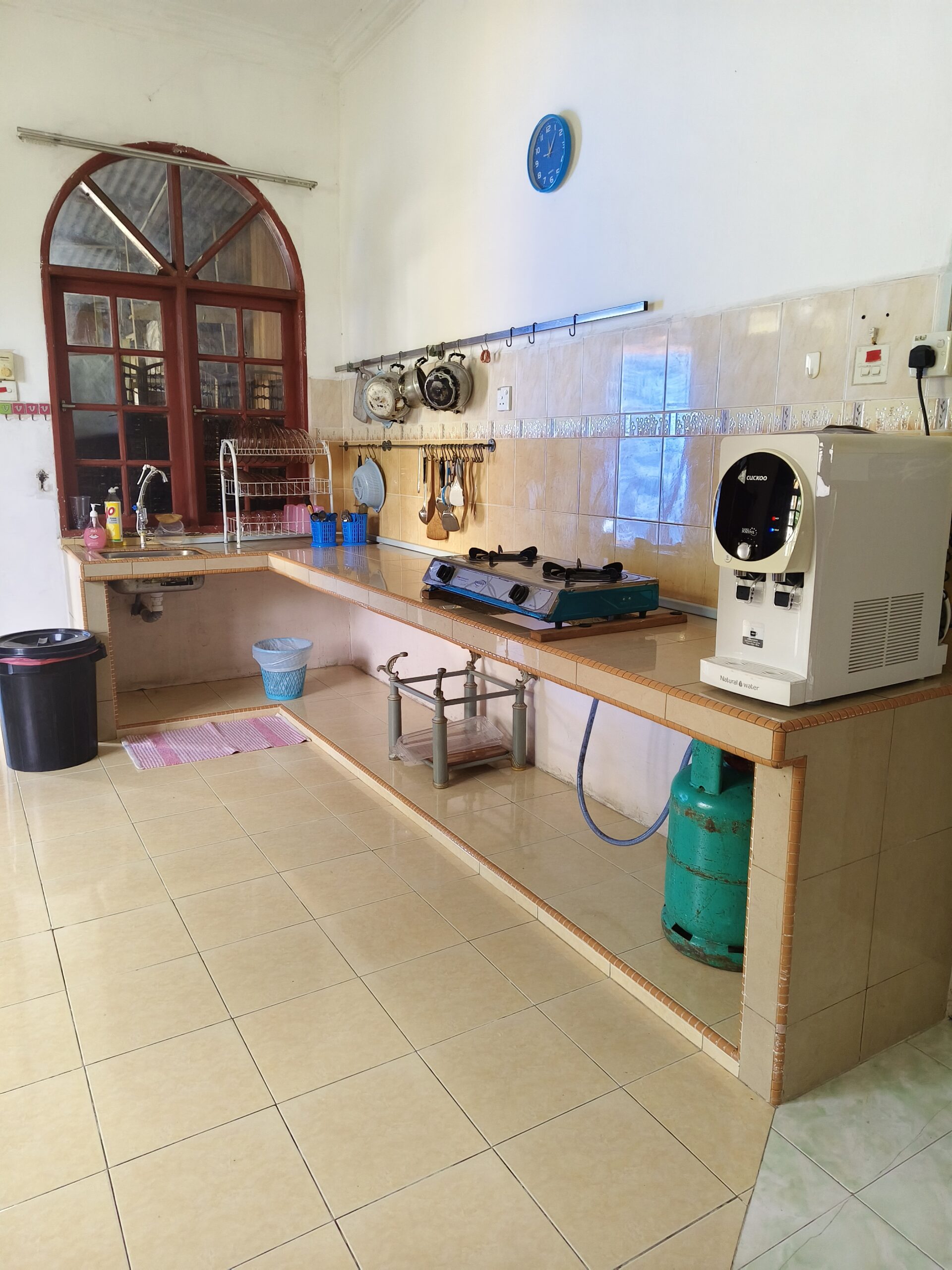 Kitchen Kepong C dengan peralatan dapur di banglo